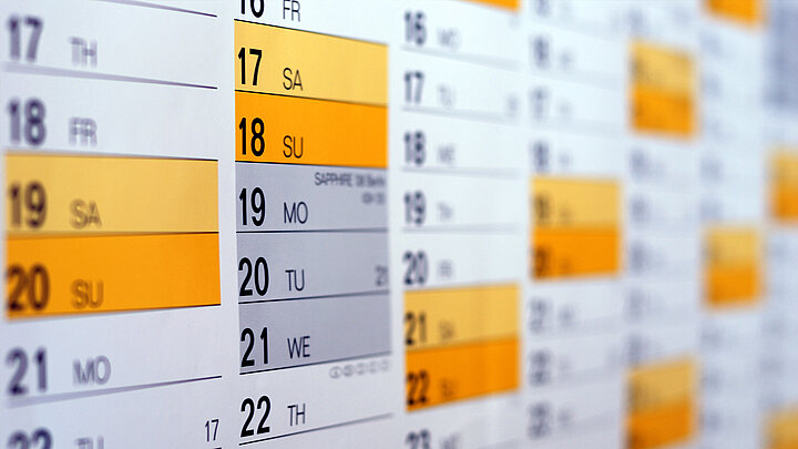 Zbliżenie na kartkę kalendarza z miesięcznym układem siatki.